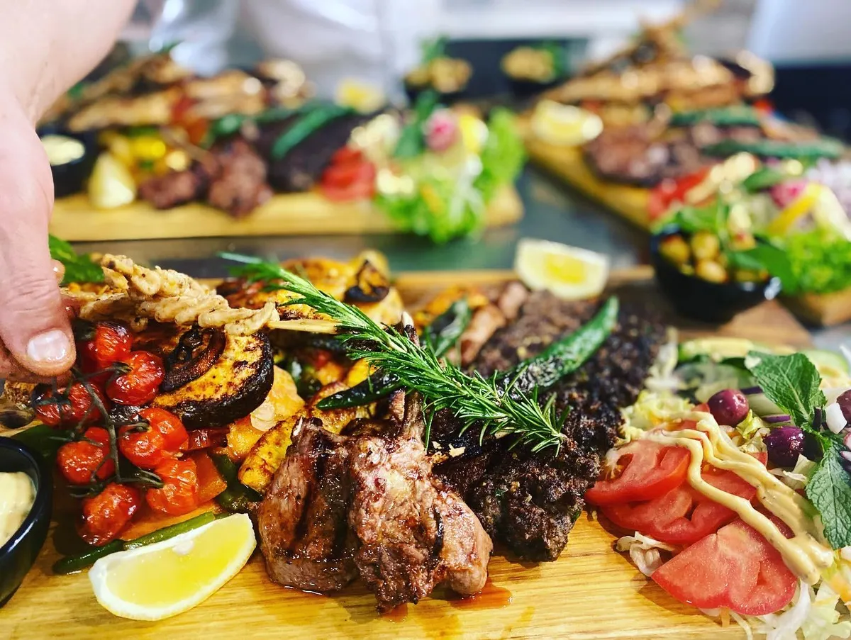 Gemengde grillplank van de houtskoolgrill, vers opgemaakt door de kok