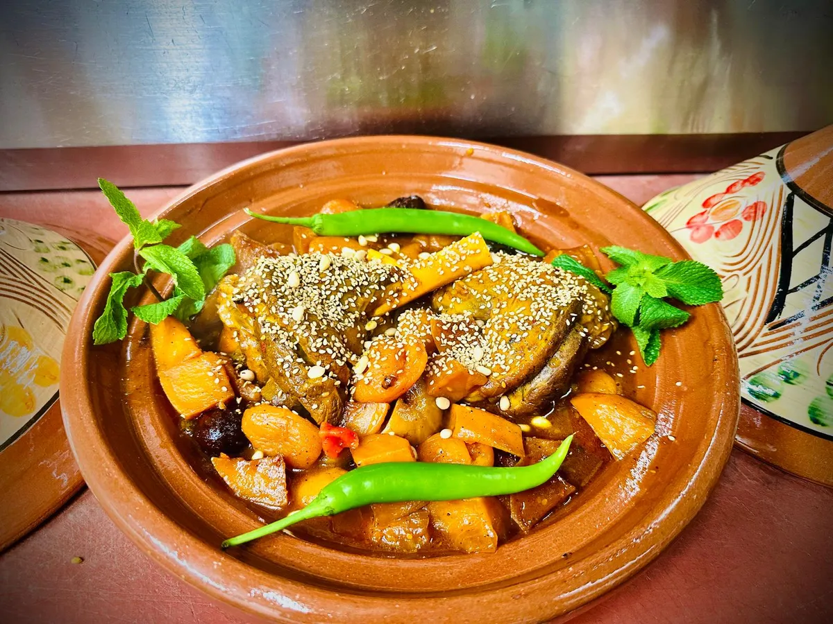 Lamsschenkel-tajine met sesam en munt