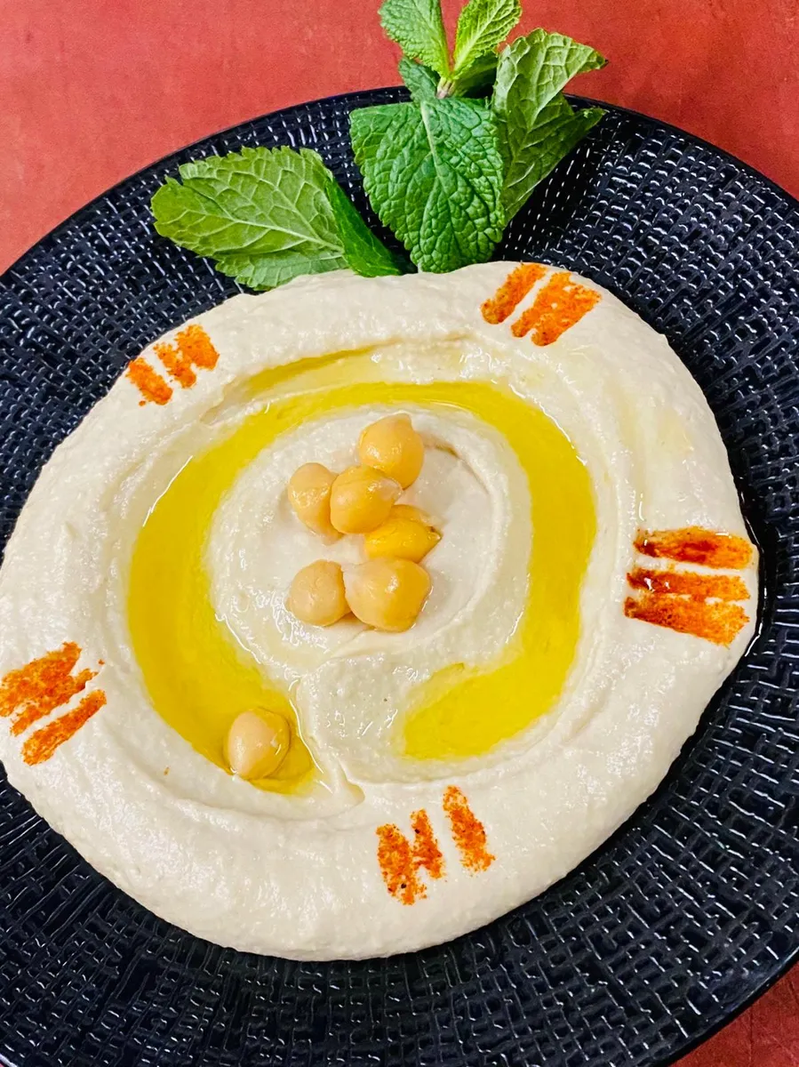 Romige hummus met een scheut olijfolie