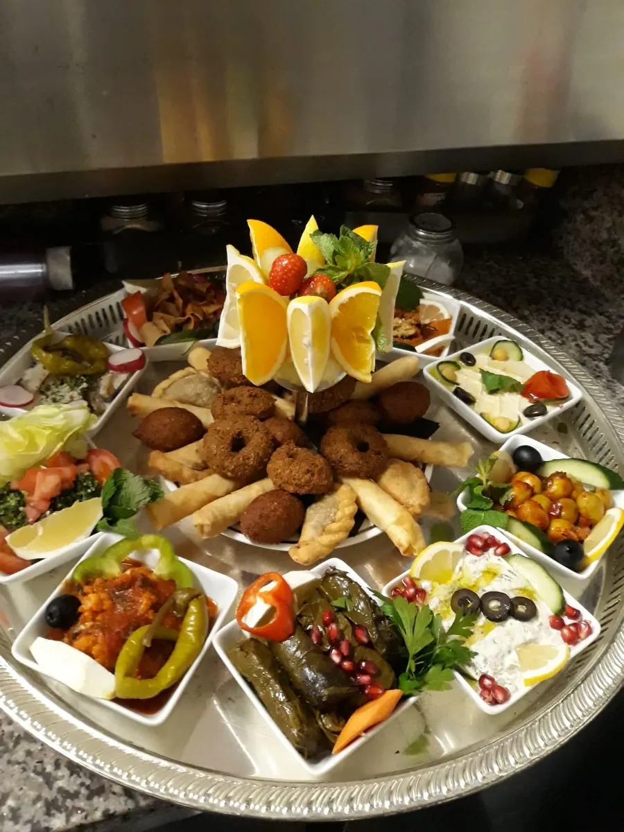 Ronde mezze-schaal boordevol kleine gerechten om te delen