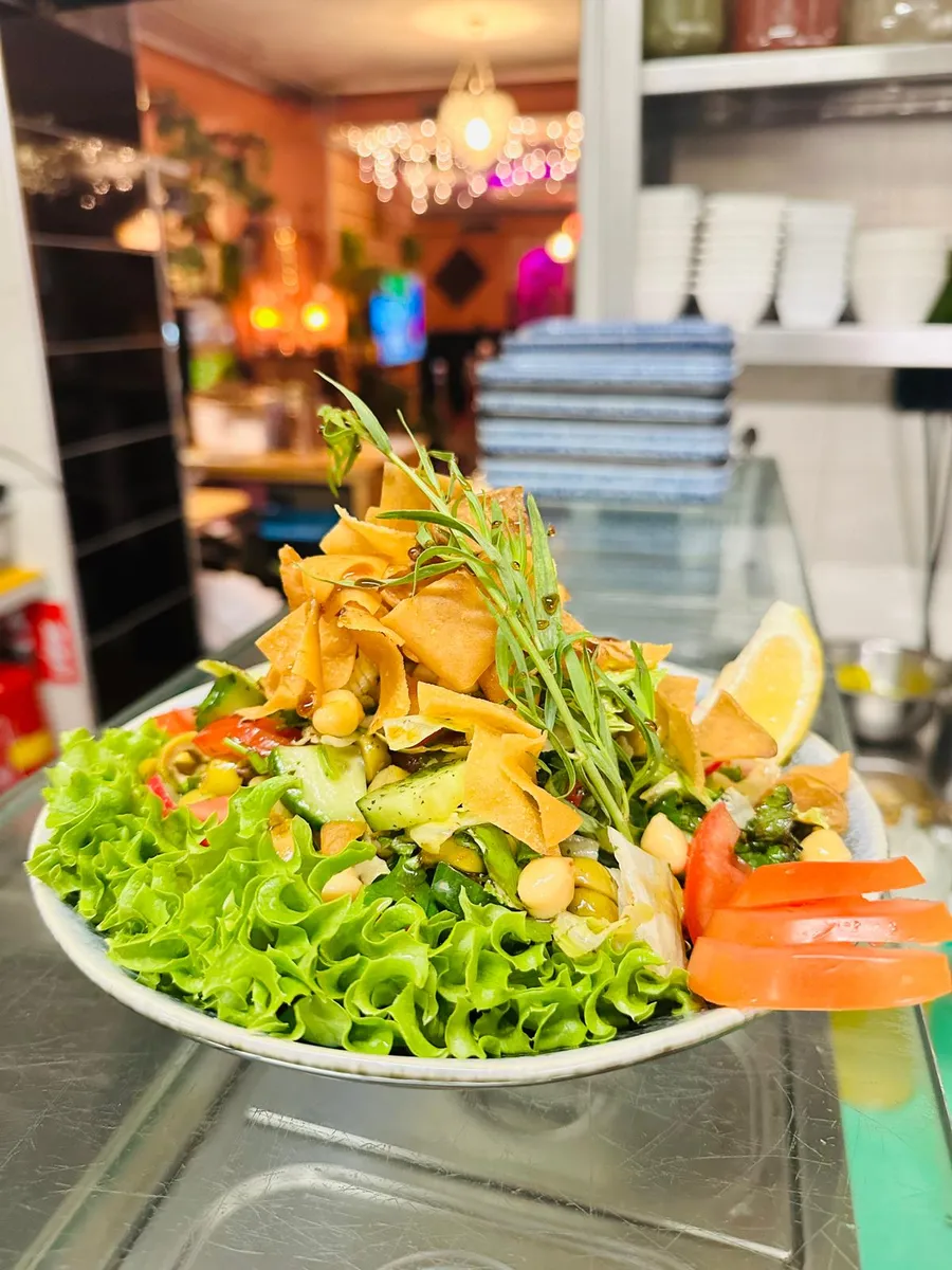 Fattoush-salade met knapperige stukjes pita
