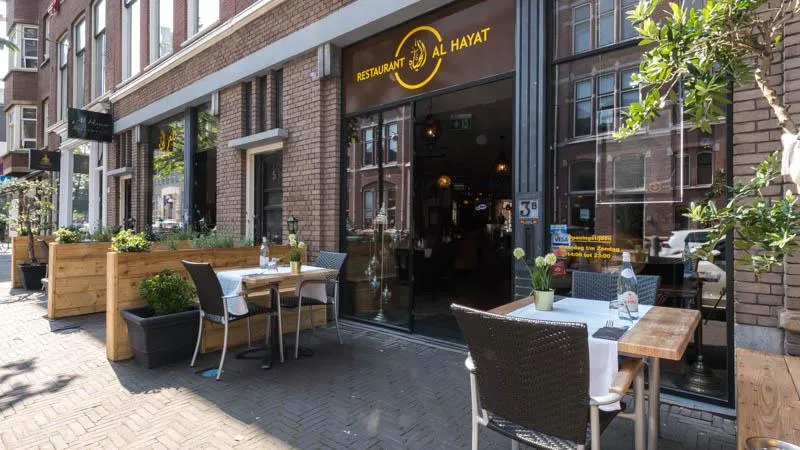 Ons pand met terras aan de straat, overdag
