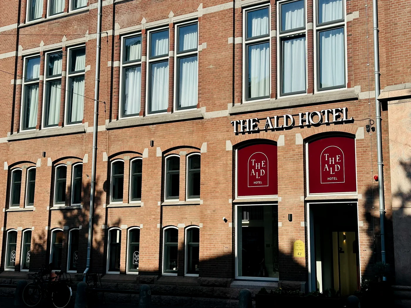 De gevel van The Ald Hotel, op loopafstand van Al Hayat