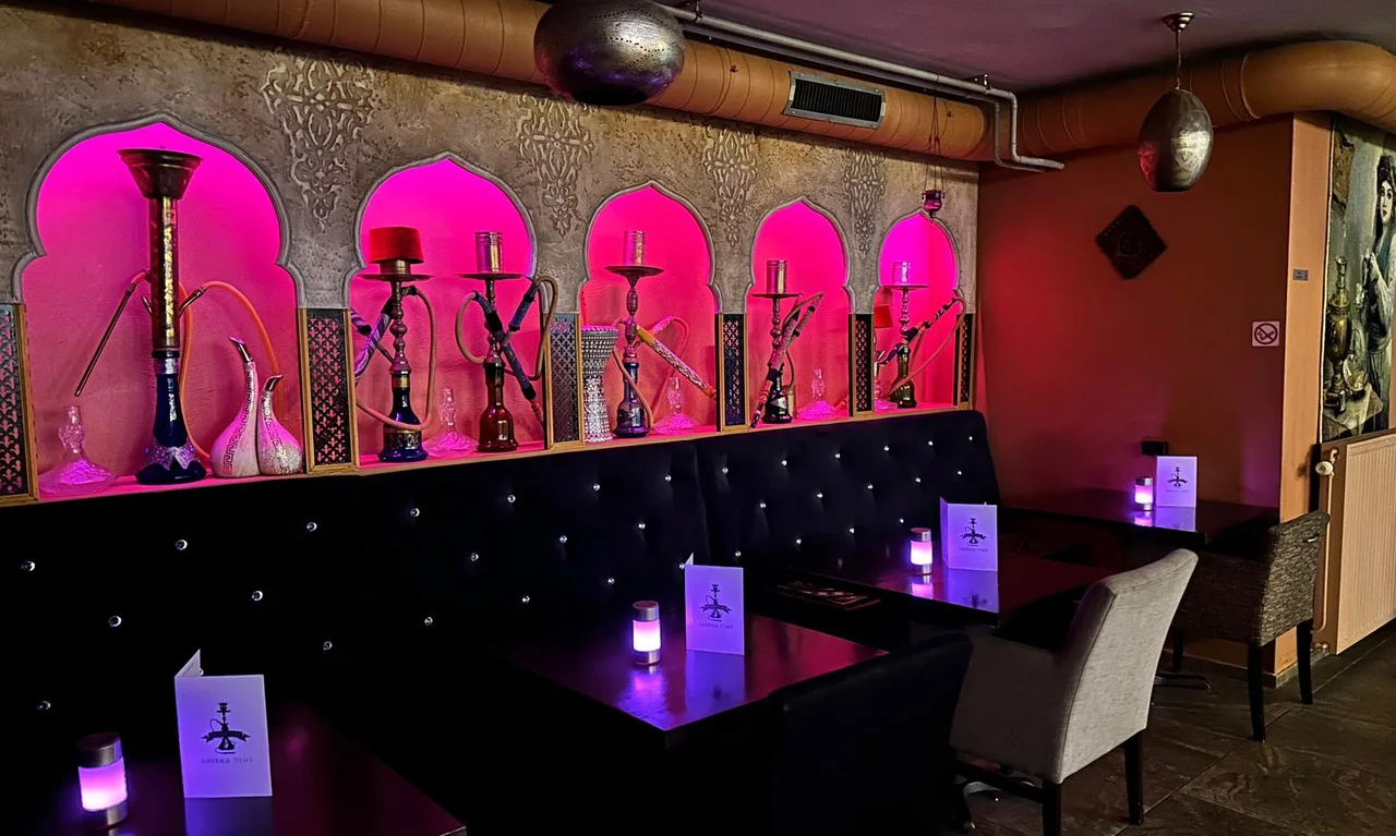 De roze verlichte shisha-alkoven in de lounge