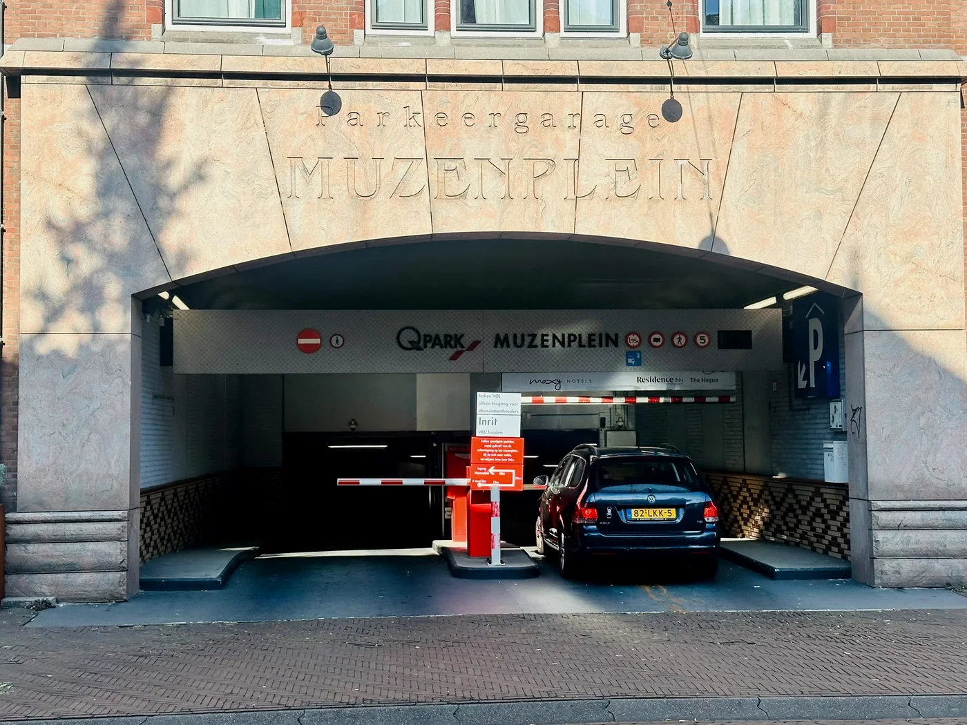 Ingang van parkeergarage Muzenplein (Q-Park), recht tegenover Al Hayat